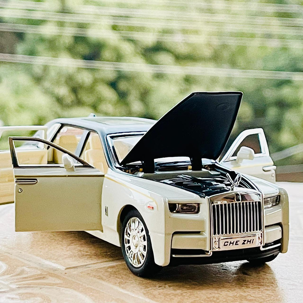 Diecast metal Rolls-Royce Phantom model car – view 2